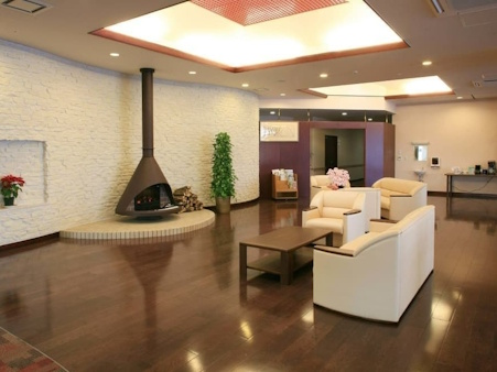 スカイテラス伊東_静岡県伊東市介護付き有料老人ホーム_ゆったりと歓談の時間を過ごせる共有スペース