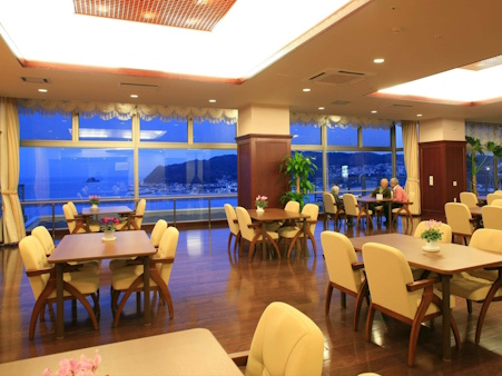 スカイテラス伊東_静岡県伊東市介護付き有料老人ホーム_伊東湾を臨むリビングダイニング