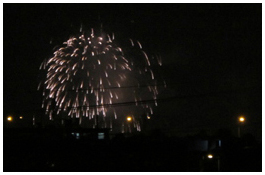 介護付き有料老人ホーム ぺリデ下川原_静岡県静岡市駿河区介護付き有料老人ホーム_ペリデのテラスから正面に打ち上げられる花火