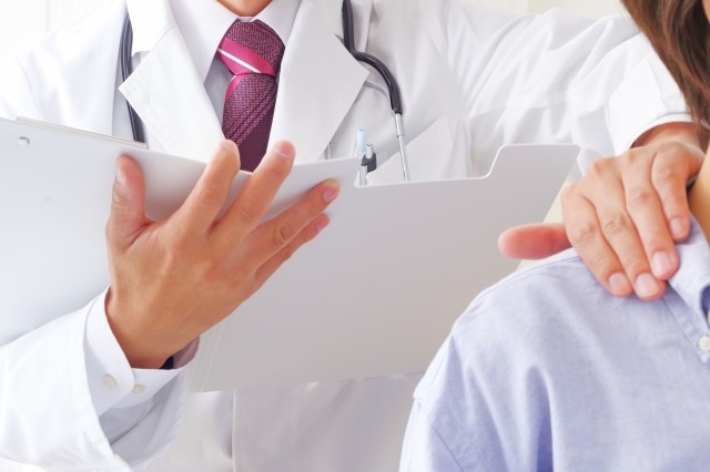 お医者さんが診察している写真