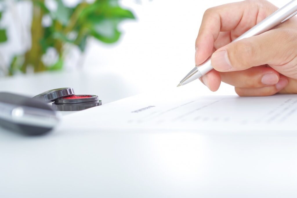 書類を記入している
