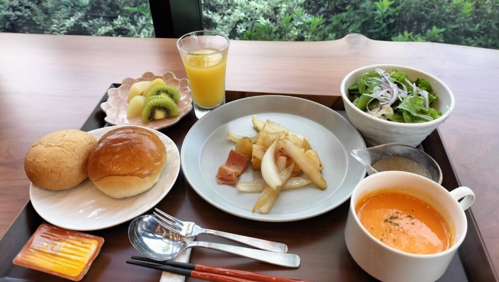 老人ホーム生活の一日を知る：起床から就寝まで_昼食と午後のプログラ_